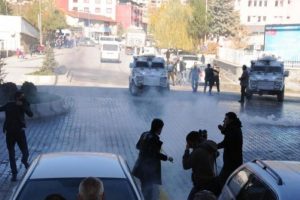 Eğitim-sen y&uuml;r&uuml;y&uuml;ş&uuml;ne polis m&uuml;dahalesi