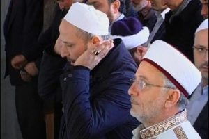 Oğlunun cenaze namazını kıldıran babanın zor anı
