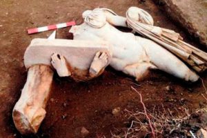 Perge'de bin 800 yıllık heykel bulundu