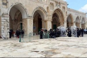 İsrail, Filistinlilerin Aksa'ya girişini yine engelliyor