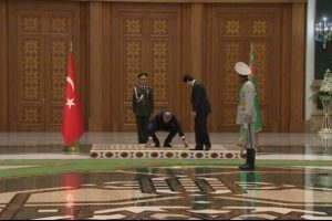 T&uuml;rk bayrağını yine yerde bırakmadı