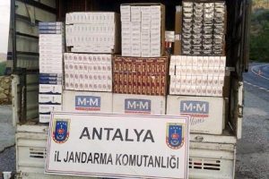 Muz kolilerinde 20 bin paket ka&ccedil;ak sigara