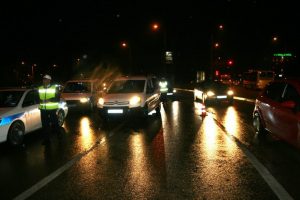 Bursa trafik ekipleri alkoll&uuml; s&uuml;r&uuml;c&uuml;ye ge&ccedil;it vermiyor