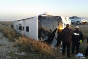 Yolcu otob&uuml;s&uuml; şarampole u&ccedil;tu! 33 yaralı