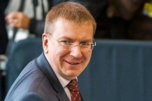 O Bakan eşcinsel olduğunu a&ccedil;ıkladı