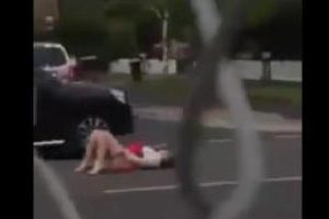 Alkol&uuml; fazla ka&ccedil;ırınca sokak ortasında soyundu!