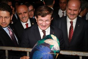 Davutoğlu'na dua etmek i&ccedil;in 5 kilometre y&uuml;r&uuml;d&uuml;