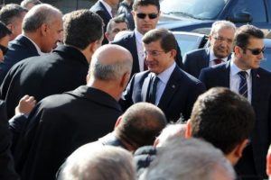 Başbakan Davutoğlu, Emir Sultan T&uuml;rbesini ziyaret etti