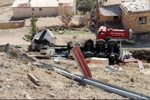 Mermer y&uuml;kl&uuml; TIR u&ccedil;uruma yuvarlandı