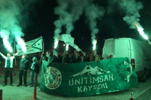Bursaspor Kayseri'de meşalelerle karşılandı!