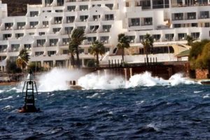 Kuvvetli r&uuml;zgar Bodrum'da sahilleri boşalttı