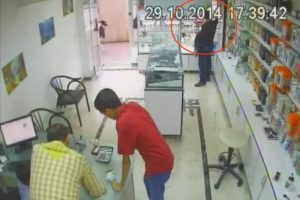 Hırsızı &ouml;yle bir şekilde yakaladı ki...