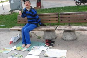 Ayağı ile resim yapıp şiir yazarak para kazanıyor