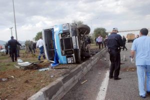 Kamyon minib&uuml;s&uuml; bi&ccedil;ti: 2 &ouml;l&uuml;, 4 yaralı