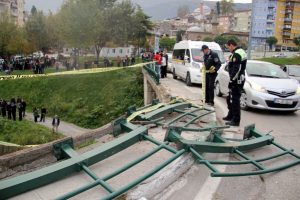 Bursa'da ara&ccedil; 20 metrelik k&ouml;pr&uuml;den dereye u&ccedil;tu ve...