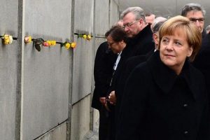 Merkel'den d&uuml;nyaya mesaj