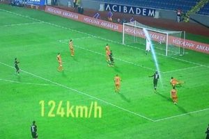 Cenk G&ouml;nen'den Demba Ba'ya &ouml;vg&uuml;!