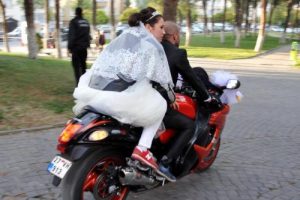 Yarış motorunu 'gelin arabası' yaptılar