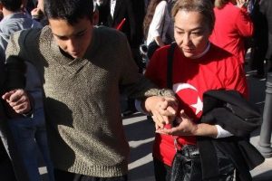 Kırık ayağı ona engel olmadı t&ouml;rene geldi