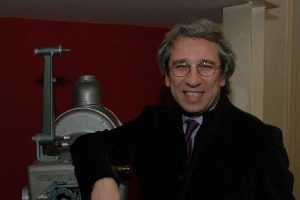 Can D&uuml;ndar belegeselleri Fransa'da
