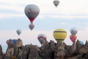 Balonlar "Ata'ya saygı" i&ccedil;in havalandı