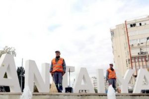 Antalya Ata'sına saygı duruşunda bulundu