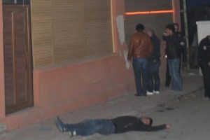M&uuml;şterilerin kavgasından korkup 2. kattan atladı!