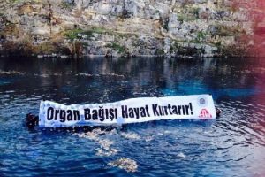 Doktorlar g&ouml;le dalarak organ bağışına dikkat &ccedil;ekti