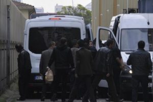 G&ouml;zaltına alınan polisler g&uuml;venlik &ouml;nlemleri altında adliyeye getirildi