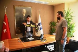 Nejat İşler ders vermeye başladı