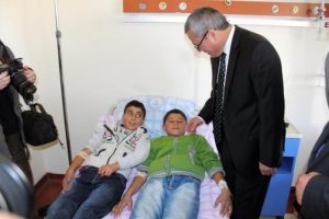 Ardahan'da 37 &ouml;ğrenci zehirlenme ş&uuml;phesiyle hastaneye kaldırıldı