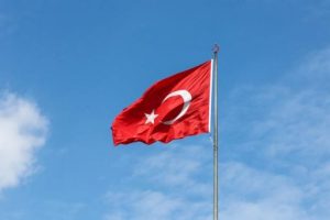 'Bayrağı yarıya indirmeseniz de olur'