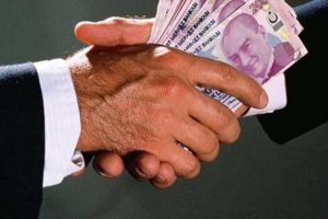 Biri g&uuml;mr&uuml;k&ccedil;&uuml;y&uuml; g&ouml;zetliyor!