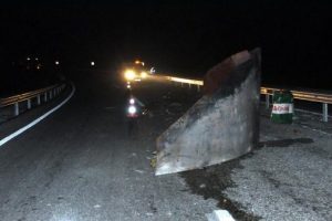 Yola d&uuml;şen demir kalıp zincirleme kazaya neden oldu