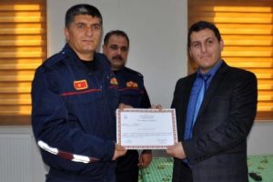 İlk yardım eğitimi alan itfaiyecilere sertifika