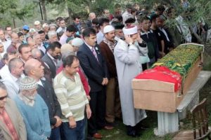 G&uuml;lay &Ouml;ğretmen bebeğiyle aynı mezara defnedildi