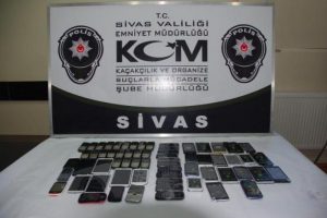 Sivas'ta 65 ka&ccedil;ak cep telefonu ele ge&ccedil;irildi