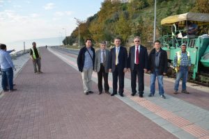 Yaya-bisiklet yolu tamam sıra ara&ccedil; yolunda