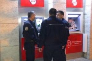 ATM'ye yerleştirilen d&uuml;zeneği, &ouml;ğrenciler fark etti