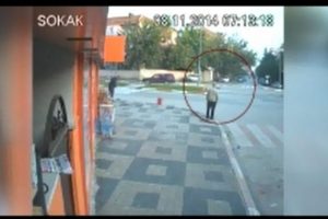 Bursa'da caddede koyun kovalamacası kamerada