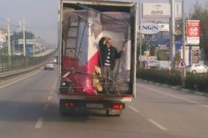 Şehirlerarası yolda kamyon kasasında yolculuk