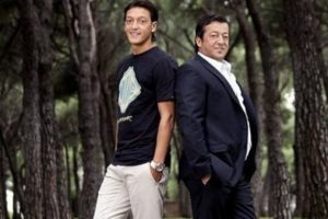 Babası Mesut &Ouml;zil'i mahkemeye verdi