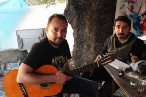 Kesilen zeytin ağa&ccedil;ları i&ccedil;in şarkı besteledi