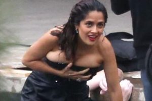Salma Hayek gece elbisesiyle havuza girdi...