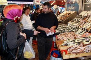 D&uuml;şen balık fiyatları vatandaşların y&uuml;z&uuml;n&uuml; g&uuml;ld&uuml;r&uuml;yor