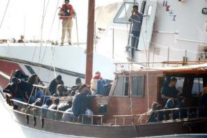 Kaptanın terk ettiği ka&ccedil;akları sahil g&uuml;venlik kurtardı