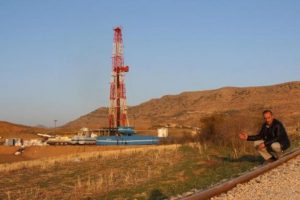 Garzan &Ccedil;ayı Kıyısı'nda a&ccedil;ılan kuyulardan petrol fışkırıyor