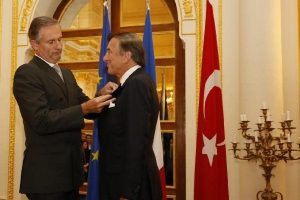 Bülent Eczacıbaşı'na Fransız Devlet Nişanı verildi