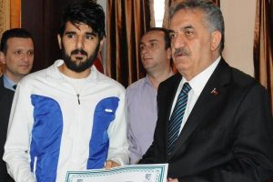 RTE&Uuml;'den 16 &ouml;ğrenciye aylık 1500 lira teşvik bursu