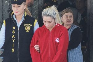 Konuşmak isteyen annesini susturdu!